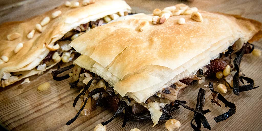Filoteigpatstete mit Meerespaghetti-Algen, Plizen und Äpfeln von Algamar