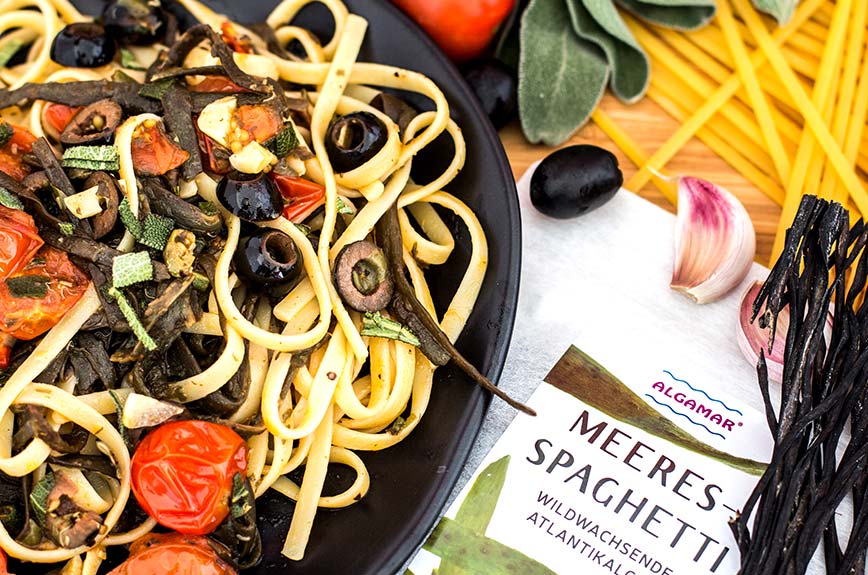 Foto eines Tellers mit Linguine in Tomaten-Salbeisauce mit Meeresspaghetti