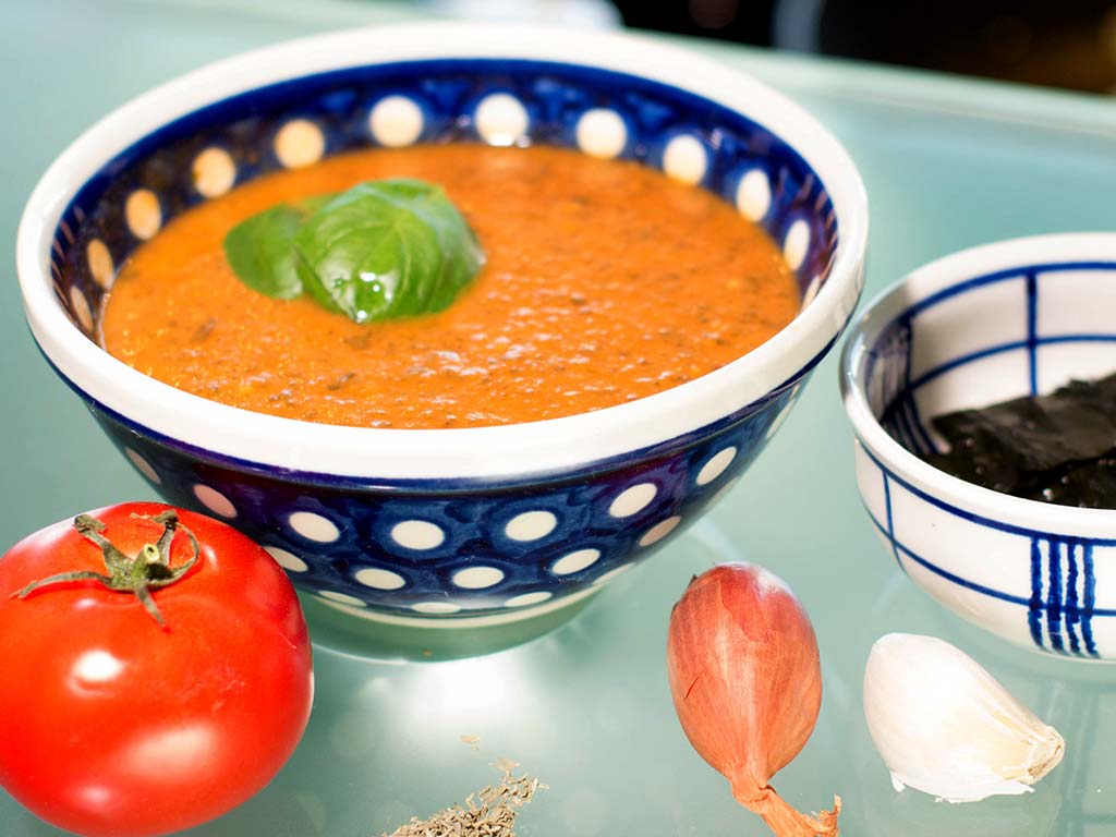 Frische Tomatensuppe mit Wakame Algen von Algamar