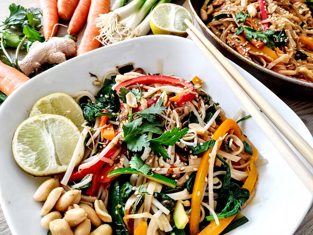 Foto eines Veggie-Reisnudelgerichtes mit Meeresalgen