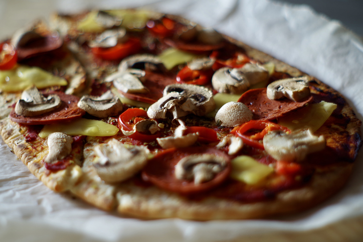 Vegane Pizza mit Wakame Algen im Teig