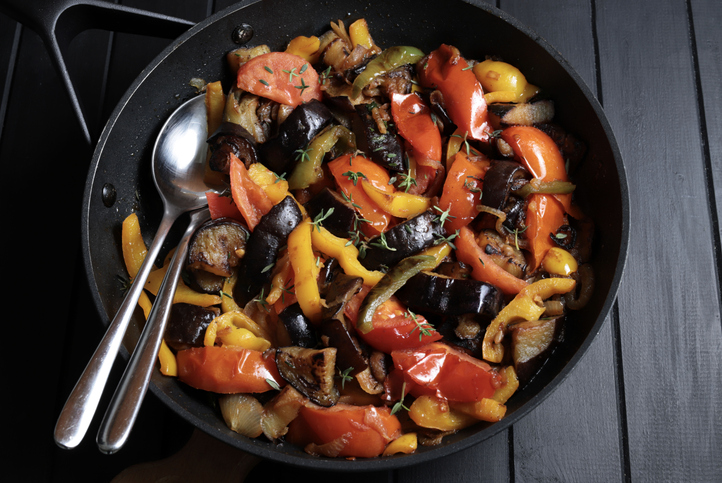Rezeptfoto Kartoffelpfanne mit mediterranem Gemüse und Dulse Chips