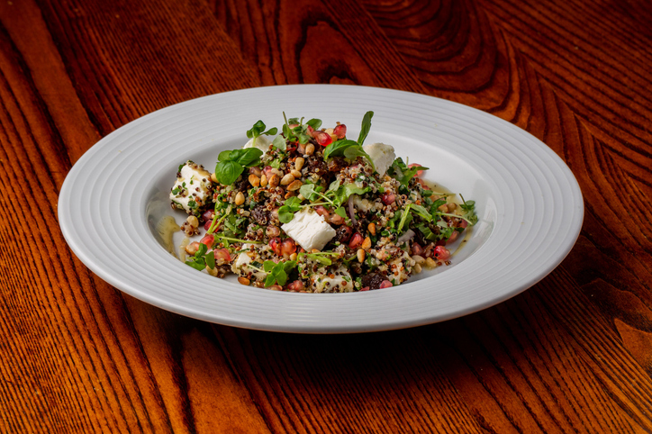 Couscous-Salat mit Nori Alge oder Meersalat