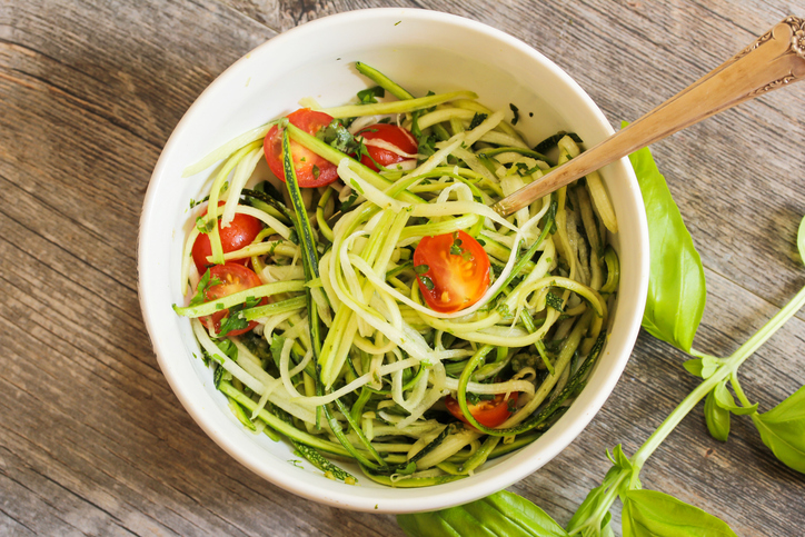 Spaghetti mit Zoodles in einer Nori-Sesam Sauce