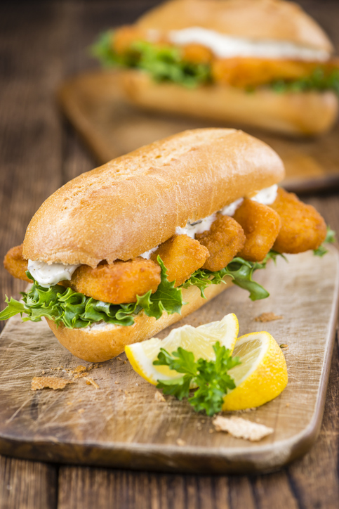 Vegane Fischstäbchen mit Remoulade im Brötchen